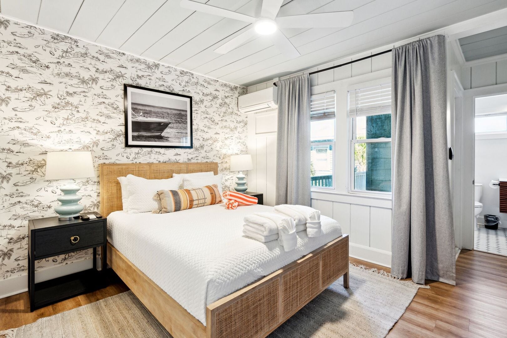 Folliday Inn - The Overnighter - Room 25