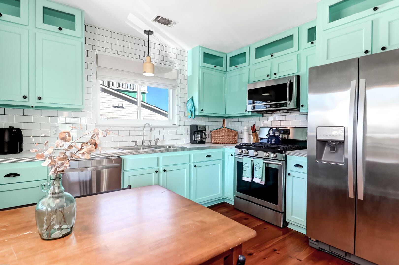 Fully Stocked Eat-In Kitchen